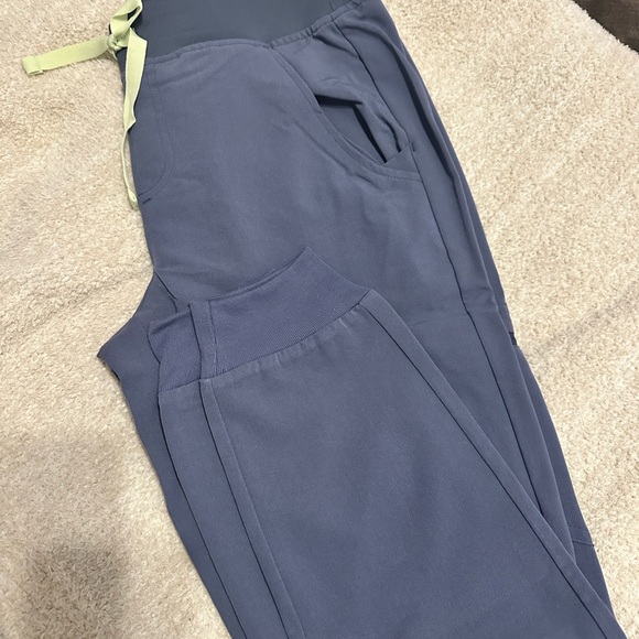 Figs Zamora Jogger Scrubs with Light Green Accent - Picture 3 of 3